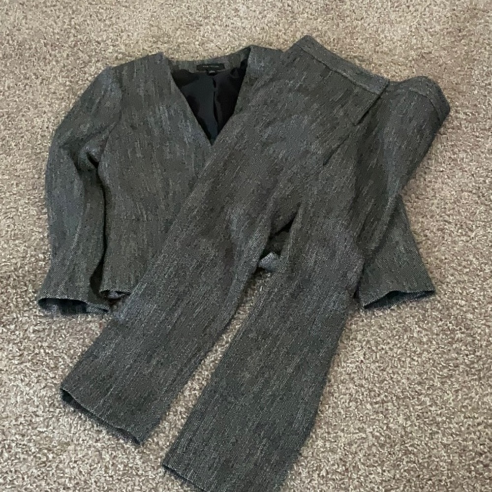 😍 Sale! 💖 Classy, Chic Black & White Ann Taylor Suit